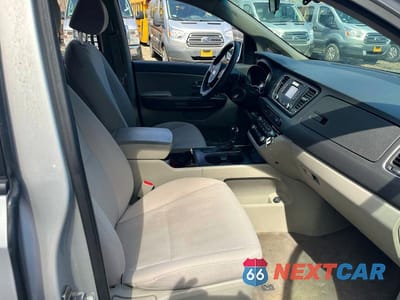Piąte zdjęcie samochodu w środku: 2016 KIA SEDONA L VIN:KNDMA5C13G6111570 - miniatura