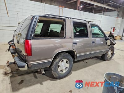 Trzecie zdjęcie samochodu z tyłu: 1997 GMC YUKON VIN:1GKEK13R9VJ737493 - miniatura