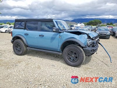 Czwarte zdjęcie samochodu z boku: 2022 FORD BRONCO BASE VIN:1FMEE5DPXNLB61694 - miniatura