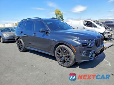 Czwarte zdjęcie samochodu z boku: 2023 BMW X7 XDRIVE40I VIN:5UX23EM05P9R37325 - miniatura
