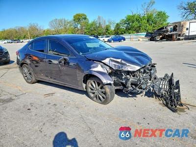 Czwarte zdjęcie samochodu z boku: 2018 MAZDA 3 GRAND TOURING VIN:3MZBN1W31JM271565 - miniatura