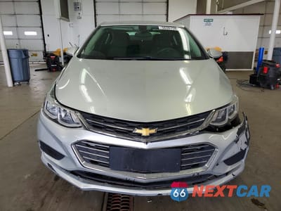 Piąte zdjęcie samochodu w środku: 2017 CHEVROLET CRUZE LT VIN:1G1BE5SM6H7102924 - miniatura