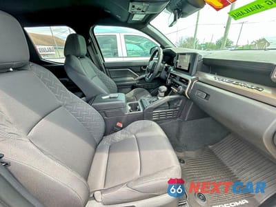 Piąte zdjęcie samochodu w środku: 2024 TOYOTA TACOMA SR5 VIN:3TYKB5FN0RT008231 - miniatura