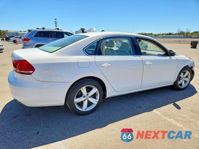Trzecie zdjęcie samochodu z tyłu: 2013 VOLKSWAGEN PASSAT SE VIN:1VWBP7A30DC140217 - miniatura