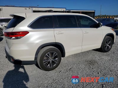 Trzecie zdjęcie samochodu z tyłu: 2018 TOYOTA HIGHLANDER LE VIN:5TDZARFH1JS034436 - miniatura