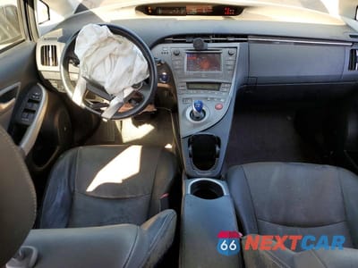 Zdjęcie 8 z 13 samochodu: 2013 TOYOTA PRIUS FOUR VIN:JTDKN3DUXD1643142 - miniatura