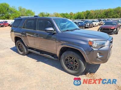 Czwarte zdjęcie samochodu z boku: 2021 TOYOTA 4RUNNER SR5 VIN:JTEMU5JR8M5909401 - miniatura
