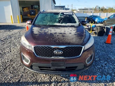 Piąte zdjęcie samochodu w środku: 2016 KIA SORENTO LX V6 VIN:5XYPG4A54GG017268 - miniatura
