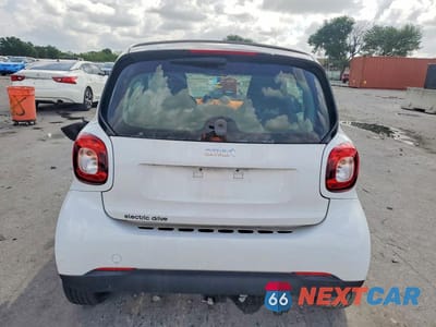 Zdjęcie 6 z 12 samochodu: 2017 SMART FORTWO VIN:WMEFJ9BA1HK229984 - miniatura