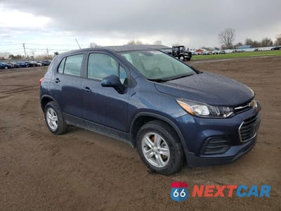 Czwarte zdjęcie samochodu z boku: 2019 CHEVROLET TRAX LS VIN:3GNCJNSB0KL181121 - miniatura