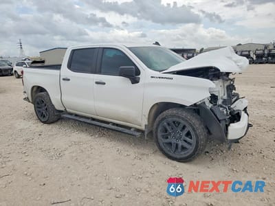 Czwarte zdjęcie samochodu z boku: 2022 CHEVROLET SILVERADO C1500 CUSTOM VIN:3GCPABEK6NG529974 - miniatura