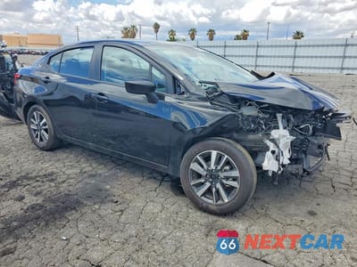 Czwarte zdjęcie samochodu z boku: 2025 NISSAN VERSA SV VIN:3N1CN8EV3SL868911 - miniatura