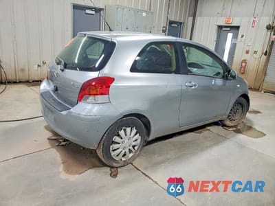 Trzecie zdjęcie samochodu z tyłu: 2010 TOYOTA YARIS BASE VIN:JTDJT4K35A5322499 - miniatura