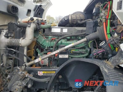 Zdjęcie 7 z 10 samochodu: 2021 VOLVO VNL SEMI TRUCK VIN:4V4NC9EJXMN262947 - miniatura