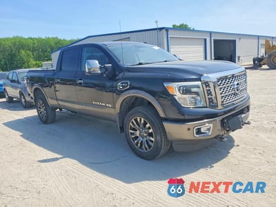 Czwarte zdjęcie samochodu z boku: 2016 NISSAN TITAN XD PLATINUM RESERVE VIN:1N6BA1F49GN507575 - miniatura