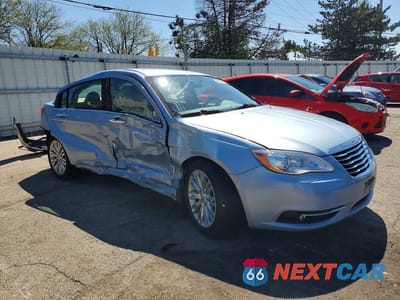 Czwarte zdjęcie samochodu z boku: 2012 CHRYSLER 200 LIMITED VIN:1C3CCBCB8CN305027 - miniatura