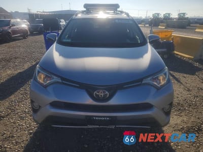 Piąte zdjęcie samochodu w środku: 2018 TOYOTA RAV4 XLE VIN:JTMWFREV8JD128112 - miniatura