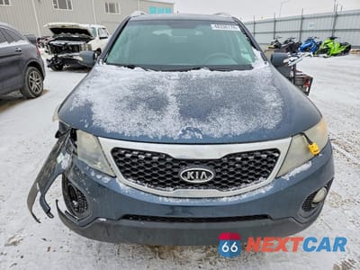 Piąte zdjęcie samochodu w środku: 2011 KIA SORENTO LX VIN:5XYKTDA22BG069115 - miniatura