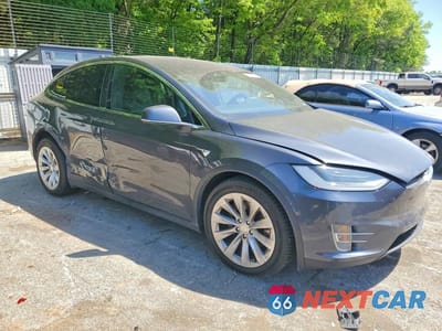 Czwarte zdjęcie samochodu z boku: 2017 TESLA MODEL X VIN:5YJXCDE23HF052212 - miniatura