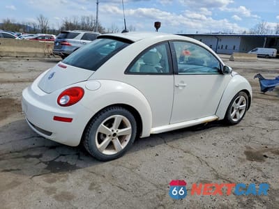 Trzecie zdjęcie samochodu z tyłu: 2008 VOLKSWAGEN NEW BEETLE TRIPLE WHITE VIN:3VWFG31CX8M510779 - miniatura