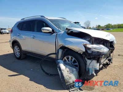 Czwarte zdjęcie samochodu z boku: 2019 NISSAN ROGUE SV VIN:5N1AT2MV6KC772626 - miniatura