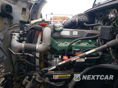 Zdjęcie 7 z 10 samochodu: 2019 VOLVO VNL SEMI TRUCK VIN:4V4NC9EH8KN193833 - miniatura