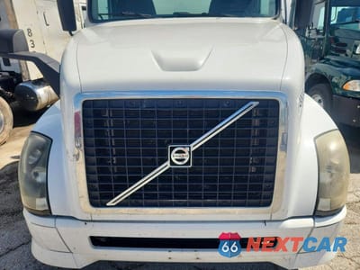 Zdjęcie 7 z 10 samochodu: 2016 VOLVO VNL SEMI TRUCK VIN:4V4NC9EG1GN974790 - miniatura