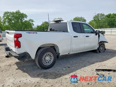 Trzecie zdjęcie samochodu z tyłu: 2021 CHEVROLET SILVERADO K1500 VIN:1GCRYAEH4MZ261296 - miniatura