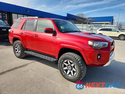 Czwarte zdjęcie samochodu z boku: 2024 TOYOTA 4RUNNER SR5 VIN:JTEMU5JR6R6260652 - miniatura