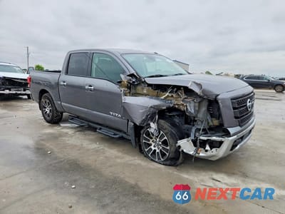 Czwarte zdjęcie samochodu z boku: 2021 NISSAN TITAN SV VIN:1N6AA1EF6MN536557 - miniatura
