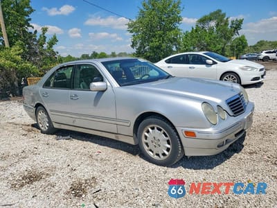 Czwarte zdjęcie samochodu z boku: 2000 MERCEDES-BENZ E 320 VIN:WDBJF65J7YB148619 - miniatura