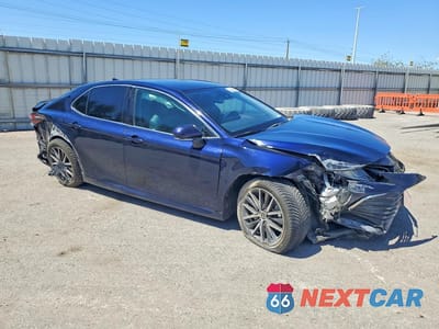 Czwarte zdjęcie samochodu z boku: 2022 TOYOTA CAMRY HYBRID XLE VIN:4T1F31AK3NU574899 - miniatura