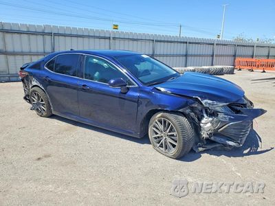 Czwarte zdjęcie samochodu z boku: 2022 TOYOTA CAMRY HYBRID XLE VIN:4T1F31AK3NU574899 - miniatura