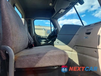Piąte zdjęcie samochodu w środku: 2018 FREIGHTLINER CASCADIA 113 SEMI TRUCK VIN:3AKBGADV7JDJU2444 - miniatura