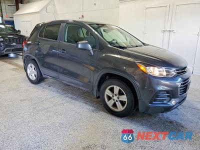 Czwarte zdjęcie samochodu z boku: 2020 CHEVROLET TRAX LS VIN:3GNCJKSB0LL273779 - miniatura