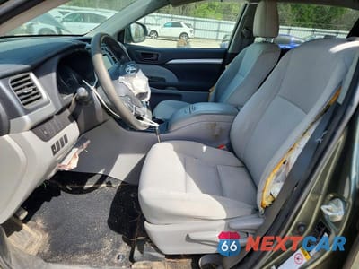 Zdjęcie 7 z 12 samochodu: 2018 TOYOTA HIGHLANDER LE VIN:5TDZARFH3JS041257 - miniatura