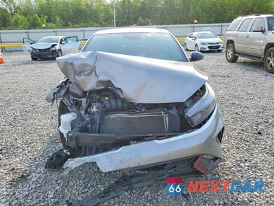 Piąte zdjęcie samochodu w środku: 2024 KIA FORTE GT-LINE VIN:3KPF54AD7RE826577 - miniatura