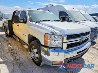 Czwarte zdjęcie samochodu z boku: 2008 CHEVROLET SILVERADO FLATBED TRUCK VIN:1GCJK33698F189756 - miniatura