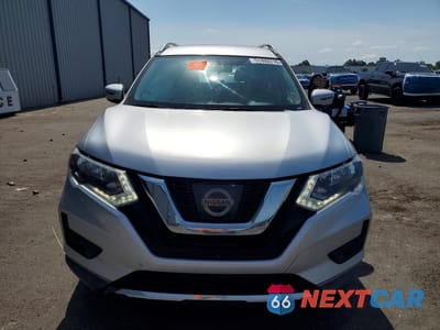 Piąte zdjęcie samochodu w środku: 2017 NISSAN ROGUE SV VIN:KNMAT2MT8HP605141 - miniatura