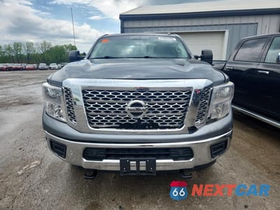Piąte zdjęcie samochodu w środku: 2018 NISSAN TITAN XD SV VIN:1N6BA1F4XJN546201 - miniatura