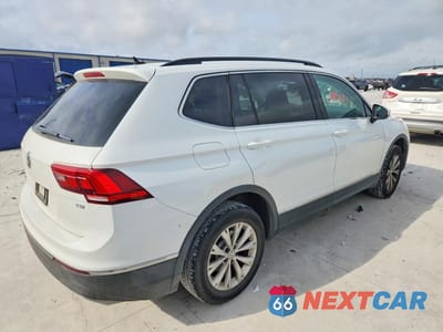Trzecie zdjęcie samochodu z tyłu: 2018 VOLKSWAGEN TIGUAN SE VIN:3VV3B7AX9JM007038 - miniatura