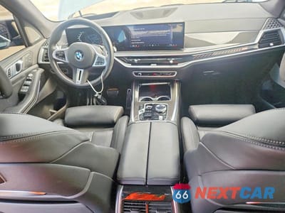 Zdjęcie 8 z 14 samochodu: 2025 BMW X7 M60I VIN:5UX33EM07S9X33865 - miniatura