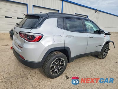 Trzecie zdjęcie samochodu z tyłu: 2025 JEEP COMPASS TRAILHAWK VIN:3C4NJDDN5ST543589 - miniatura
