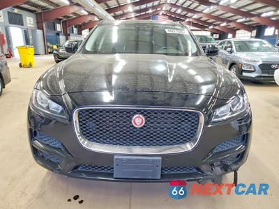 Piąte zdjęcie samochodu w środku: 2017 JAGUAR F-PACE PREMIUM VIN:SADCJ2BVXHA880147 - miniatura
