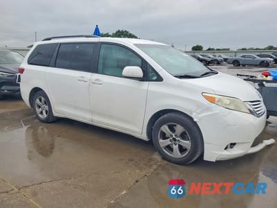 Czwarte zdjęcie samochodu z boku: 2016 TOYOTA SIENNA LE 8-PASSENGER VIN:5TDKK3DC2GS715555 - miniatura