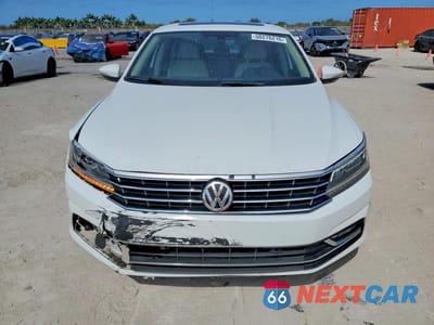 Piąte zdjęcie samochodu w środku: 2016 VOLKSWAGEN PASSAT SE VIN:1VWBT7A3XGC048970 - miniatura