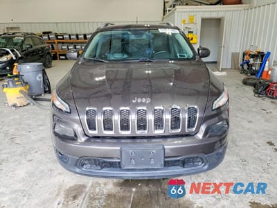 Piąte zdjęcie samochodu w środku: 2017 JEEP CHEROKEE LATITUDE VIN:1C4PJMCS1HW639030 - miniatura