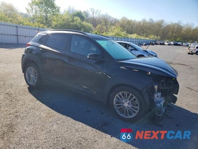 Czwarte zdjęcie samochodu z boku: 2020 HYUNDAI KONA SEL PLUS VIN:KM8K6CAA0LU569035 - miniatura