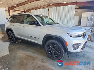 Czwarte zdjęcie samochodu z boku: 2023 JEEP GRAND CHEROKEE LAREDO VIN:1C4RJHAG4PC589318 - miniatura