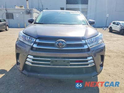 Piąte zdjęcie samochodu w środku: 2019 TOYOTA HIGHLANDER LIMITED PLATINUM VIN:5TDDZRFH5KS955059 - miniatura